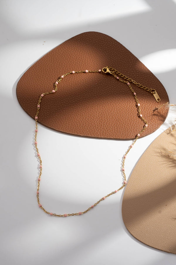 Set of 10 gold necklaces with colored fine pearls — elegant women's