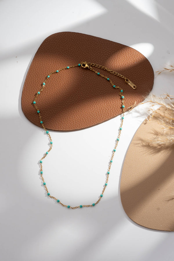 Set of 10 gold necklaces with colored fine pearls — elegant women's