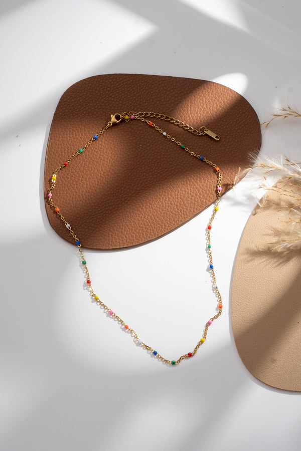Set of 10 gold necklaces with colored fine pearls — elegant women's