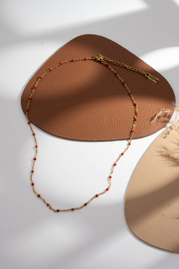 Set of 10 gold necklaces with colored fine pearls — elegant women's