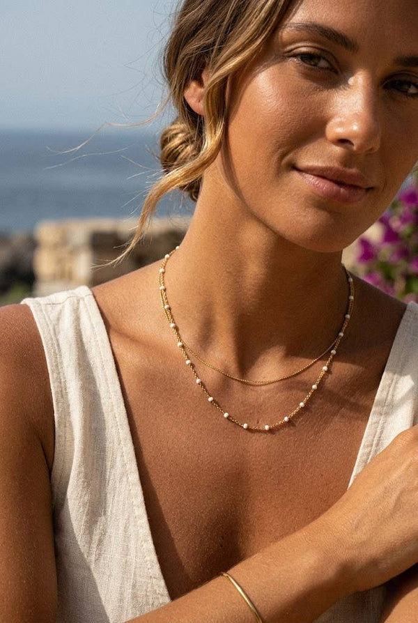 Set of 10 gold necklaces with colored fine pearls — elegant women's
