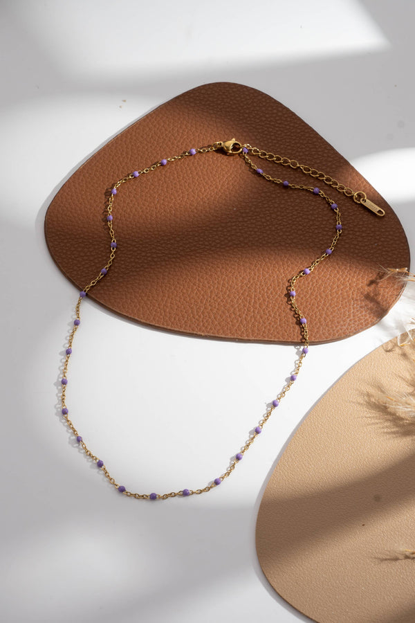 Set of 10 gold necklaces with colored fine pearls — elegant women's