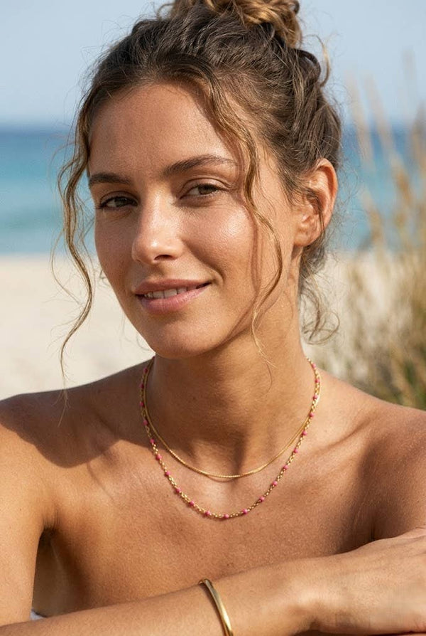 Set of 10 gold necklaces with colored fine pearls — elegant women's