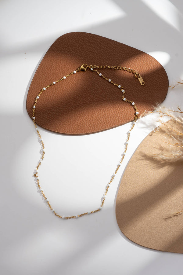 Set of 10 gold necklaces with colored fine pearls — elegant women's