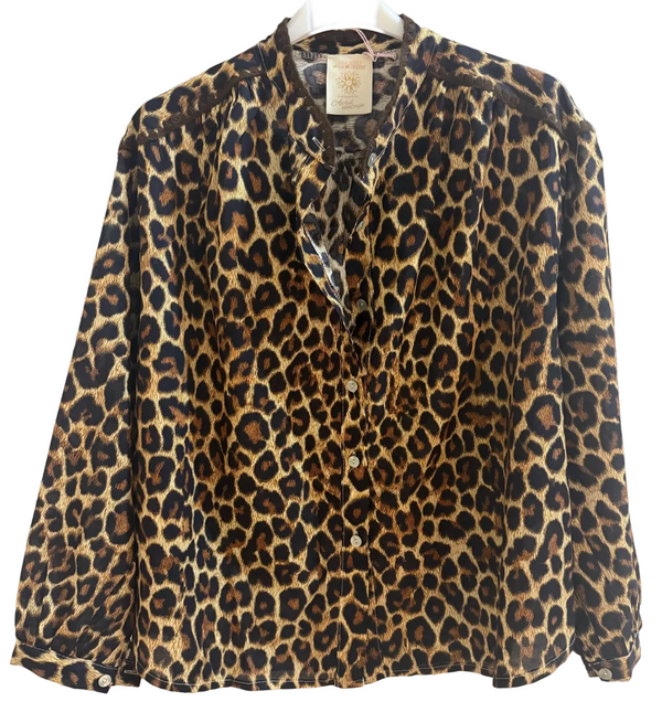 A leopard print long-sleeve blouse 
