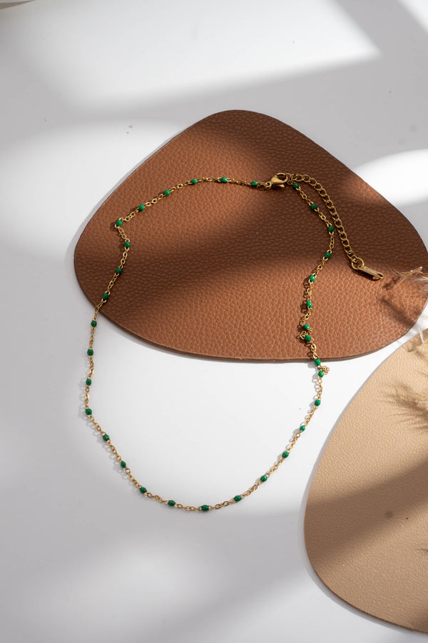 Set of 10 gold necklaces with colored fine pearls — elegant women's