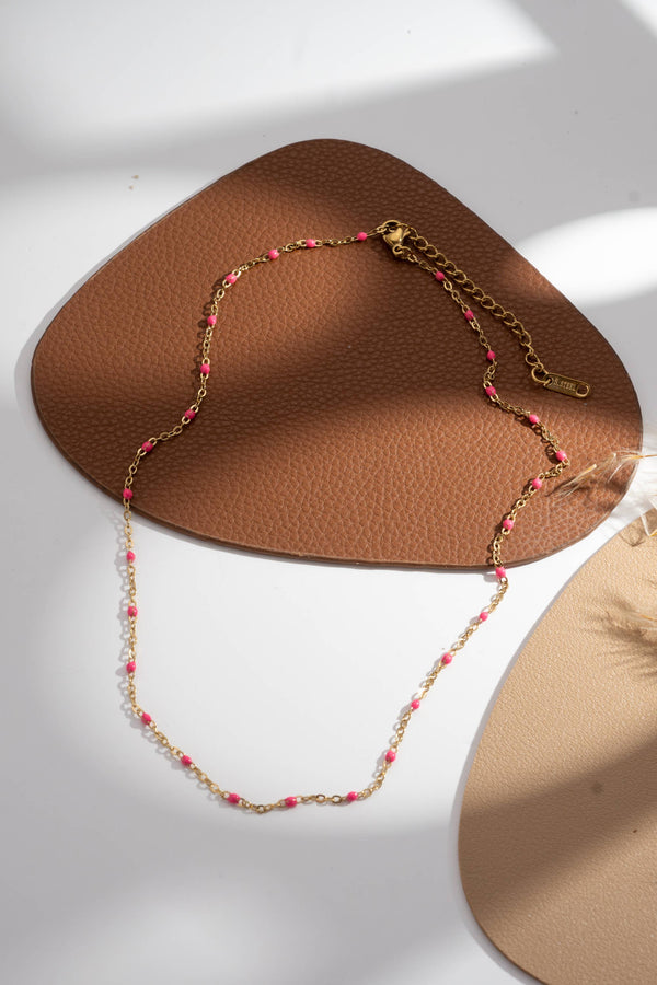 Set of 10 gold necklaces with colored fine pearls — elegant women's