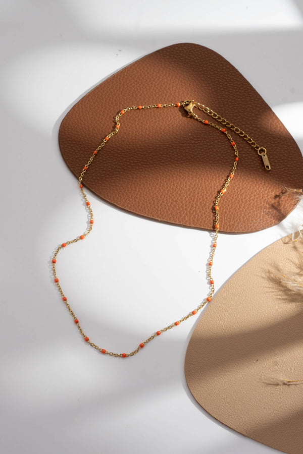 Set of 10 gold necklaces with colored fine pearls — elegant women's