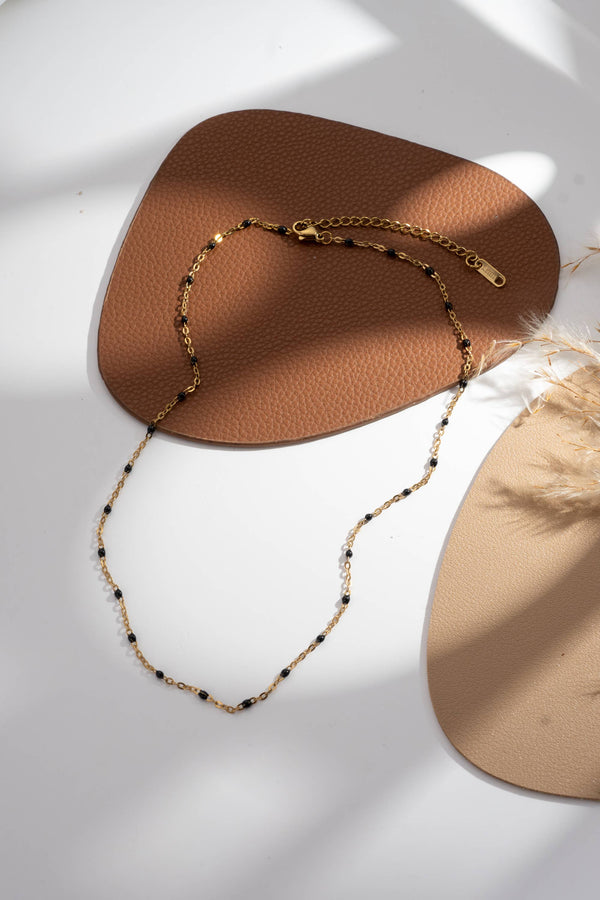 Set of 10 gold necklaces with colored fine pearls — elegant women's