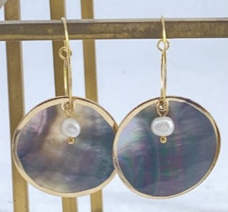 Disc earrings with hanging pearl
