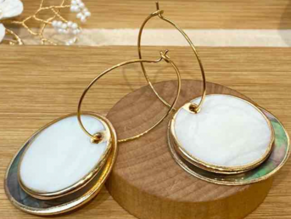 Disc earrings with large white shell disc